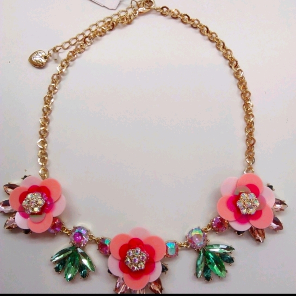 NWT Betsy Johnson Flower necklace
